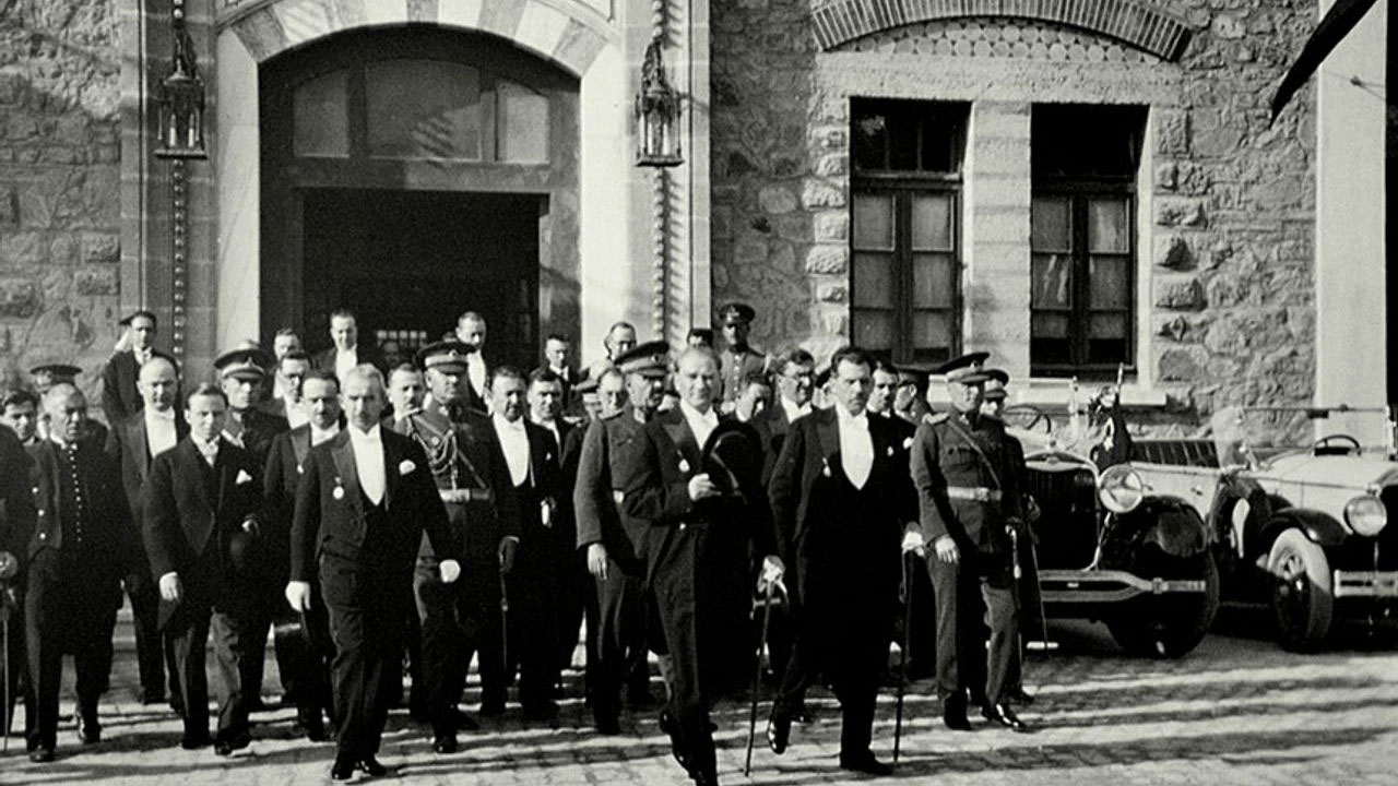 Siyasilerden 23 Nisan mesajları! "Bayrağımızda O’nun izi var"