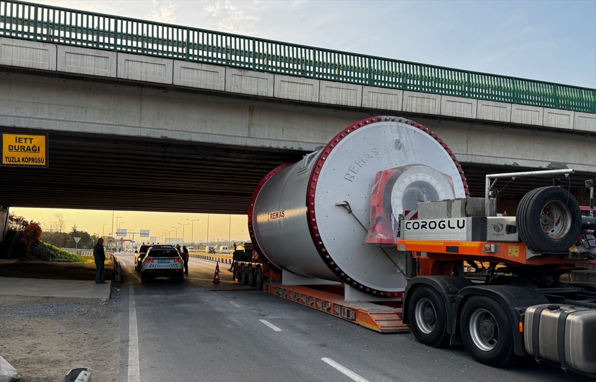 Cumartesi günü sıkışan TIR halen kurtarılamadı: Tuzla'da köprünün kirişleri sökülecek