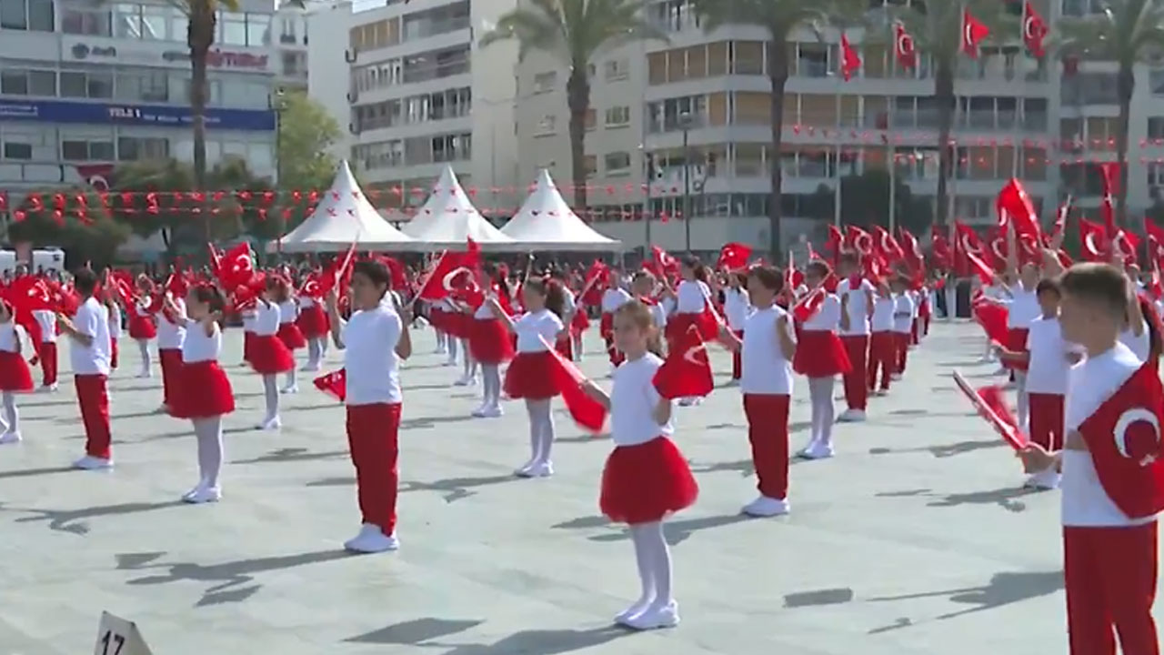 İzmir'de bayram sevinci: Çocuklar 23 Nisan'ı coşkuyla kutluyor