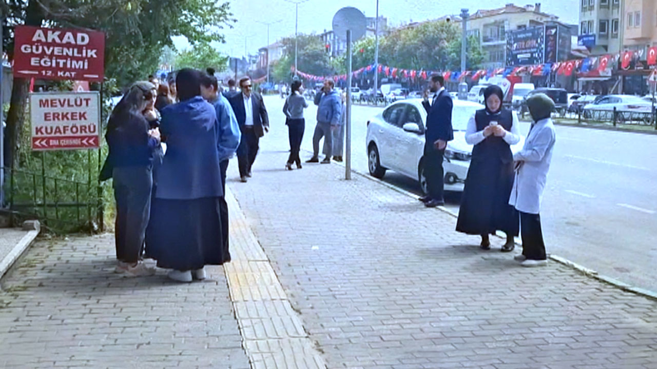 İstanbul'da şiddetli deprem! Vatandaşlar böyle sokağa döküldü