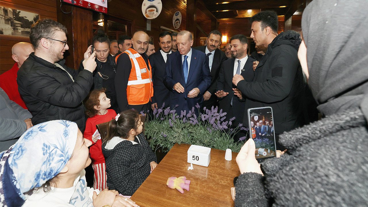 Cumhurbaşkanı Erdoğan’dan geceyi dışarıda geçiren vatandaşlara ziyaret