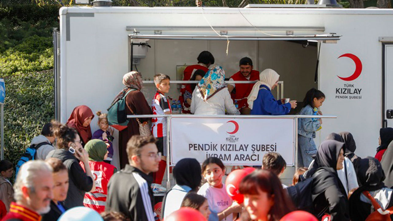Deprem sonrası Türk Kızılay sahaya indi: İstanbul'da 65 beslenme desteği noktası kuruldu