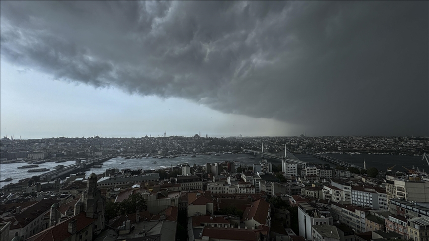 İBB'den İstanbul için fırtına ve sağanak yağış uyarısı! Sıcaklıklar 8 derece düşecek