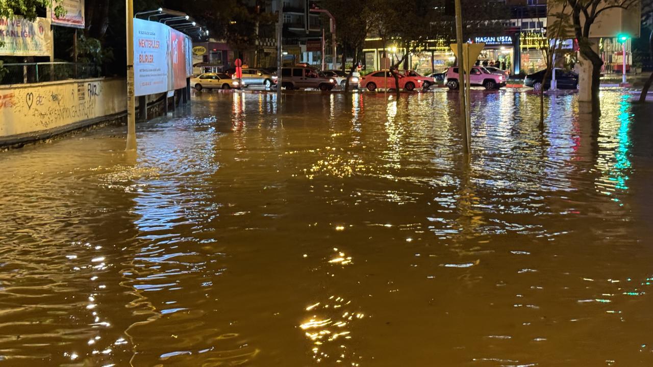 Adana'da sağanak: Caddeleri su bastı, araçlar mahsur kaldı