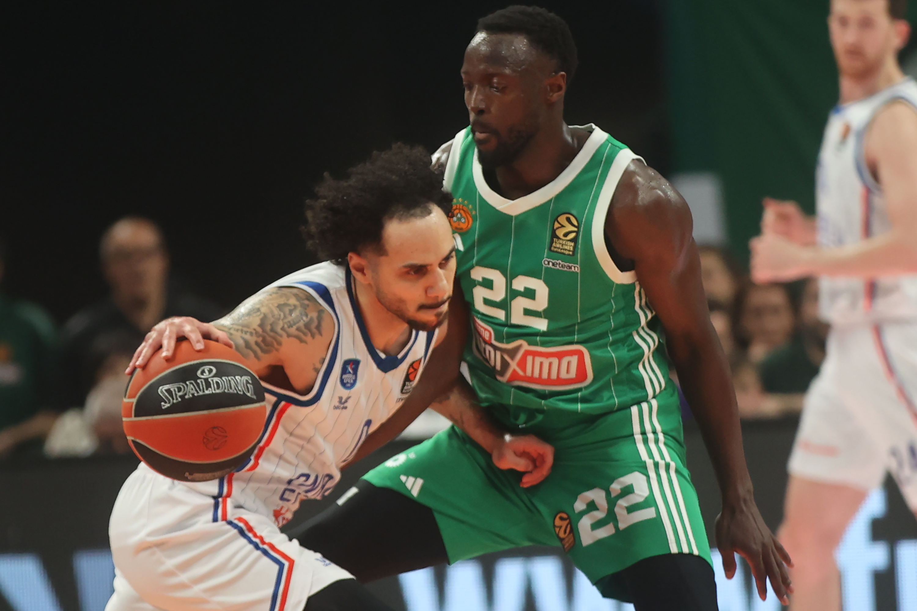 Anadolu Efes, Panathinaikos'tan avantajı aldı