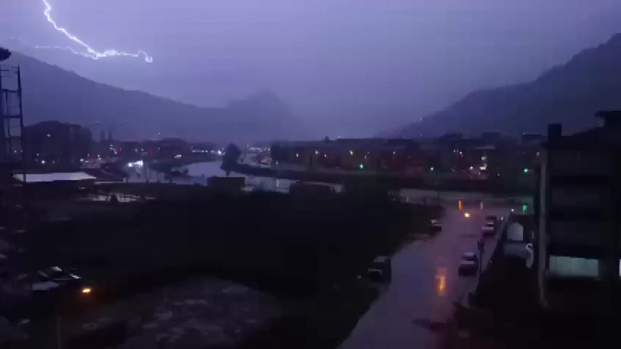 Deprem sonrası eve düşen yıldırım bir kişiyi yaraladı: Gökyüzü gündüz gibi aydınlandı