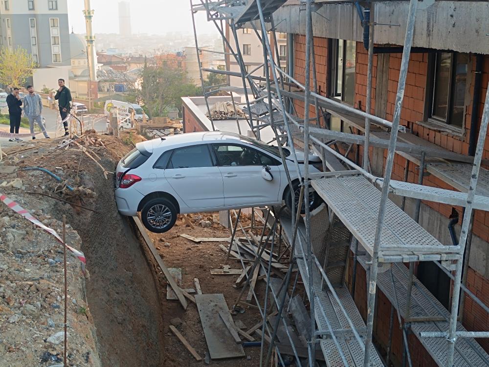 Otomobil asılı kaldı, görenler şaşkına döndü