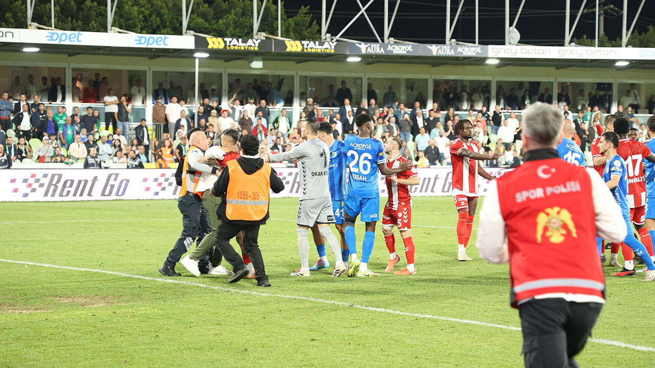 Süper Lig maçında skandal anlar: Bitiş düdüğü sonrası hakeme saldırmak için sahaya girdiler!