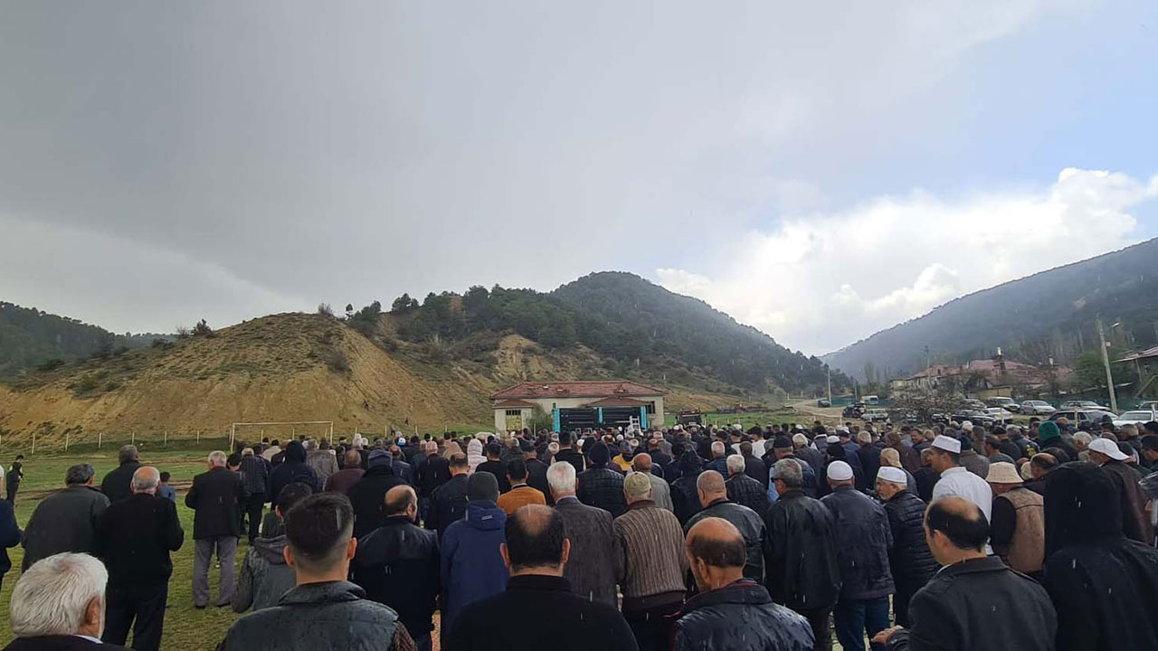 Kuraklık nedeniyle yağmur duasına başladıkları anda sağanak başladı