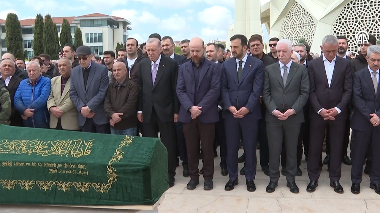 Cumhurbaşkanı Erdoğan vefat eden öğretmeninin cenaze törenine katıldı