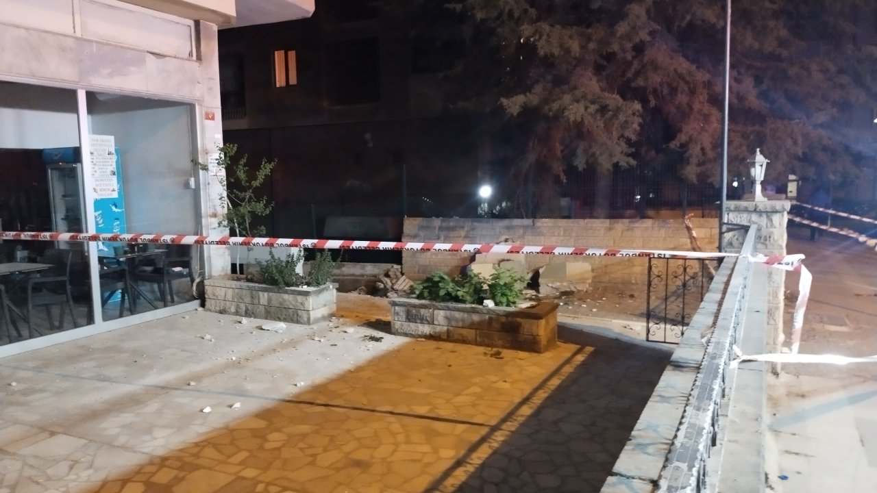 Kadıköy'de binanın balkonu çöktü!