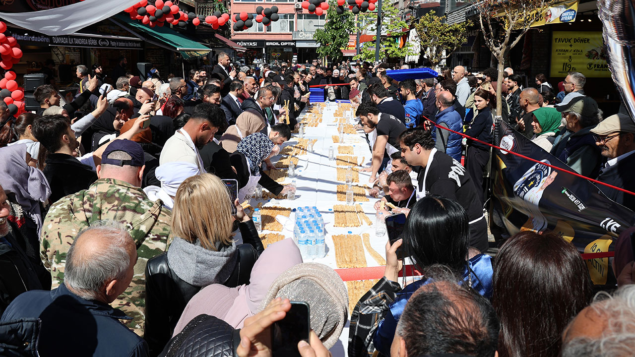 5 dakikada 11 metre 60 santim börek yedi 10 gram altın kazandı