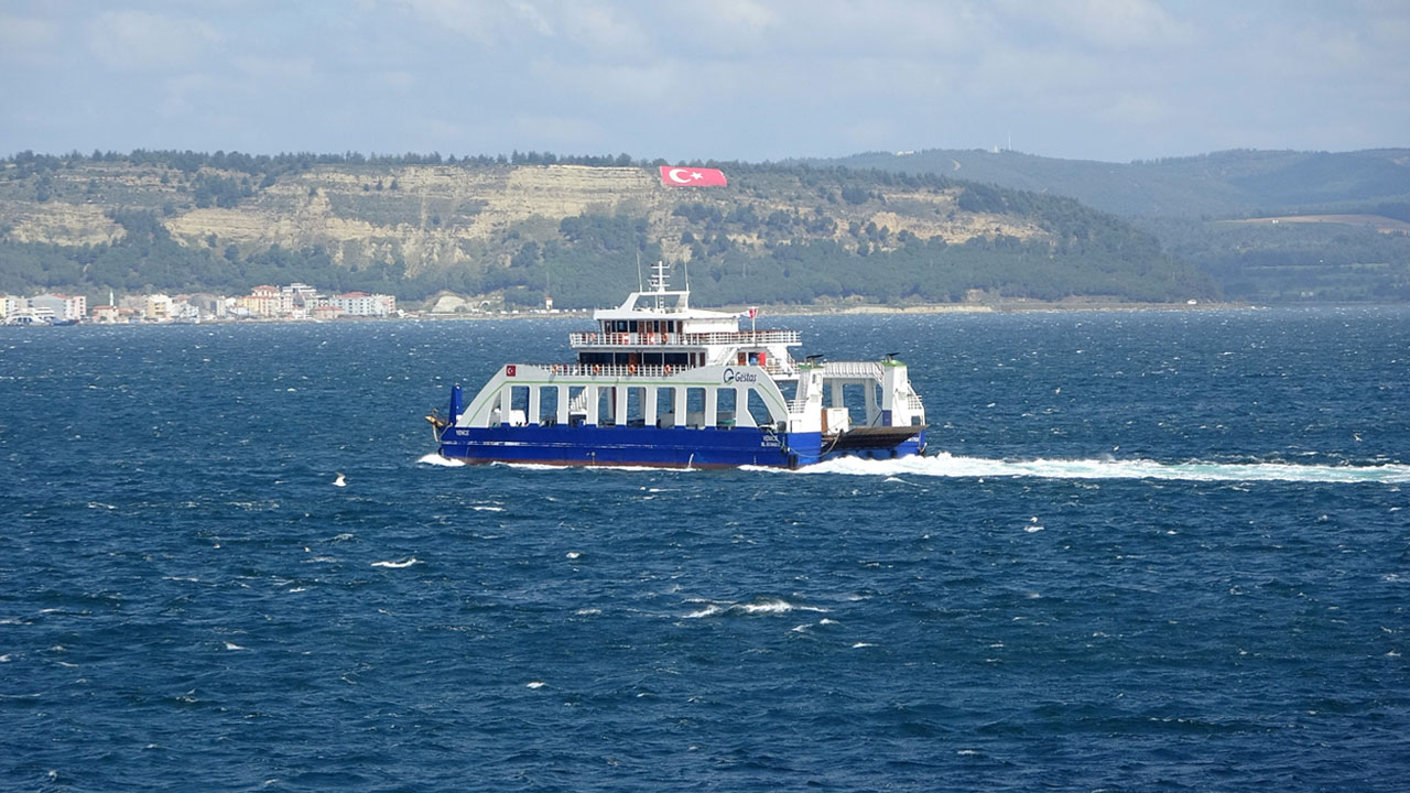 Poyraz fırtınası yaşamı felç etti: Bozcaada ve Gökçeada'ya iki gündür sefer yapılamıyor
