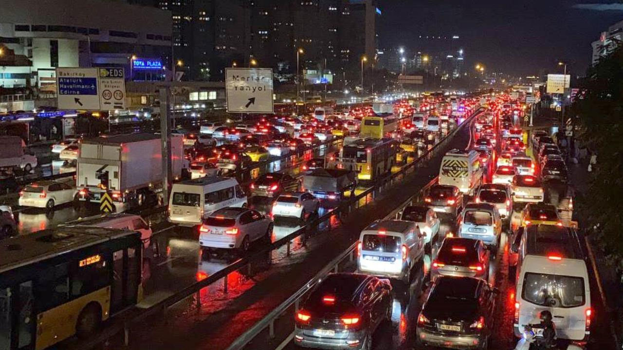 Trafikte en çok zaman kaybedilen şehirler açıklandı: İstanbul açık ara farkla zirveye oturdu!