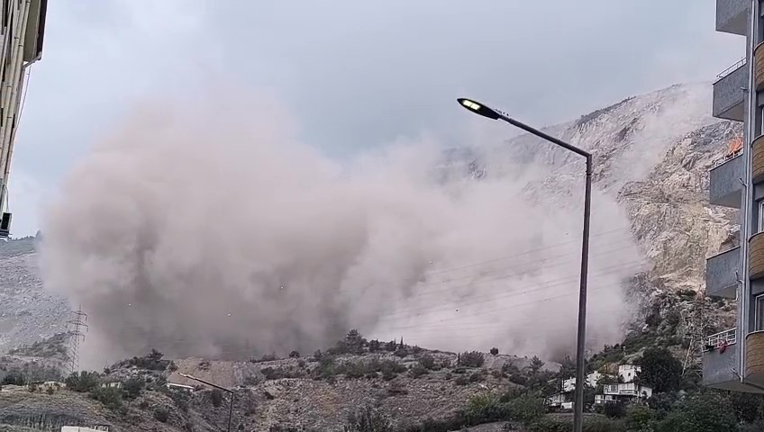 Depremzedeleri tedirgin eden patlama sonrası mahalle toz bulutu altında kaldı