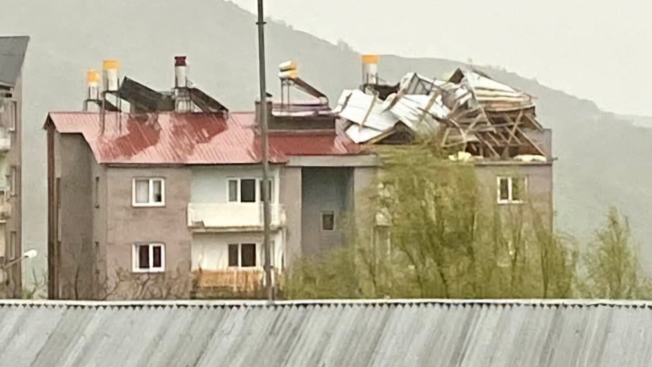 Tunceli'de ve Elazığ'da fırtına! Çatılar uçtu