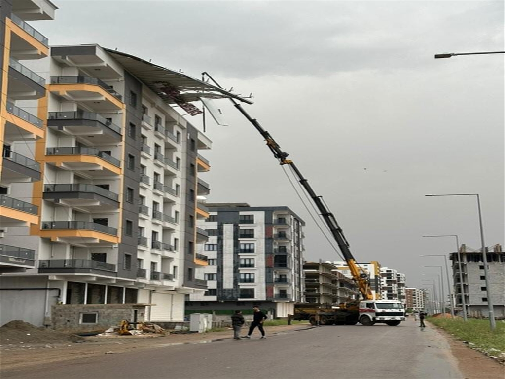 Diyarbakır, Mardin, Elazığ ve Bingöl'de fırtına ve toz taşınımı hayatı olumsuz etkiledi