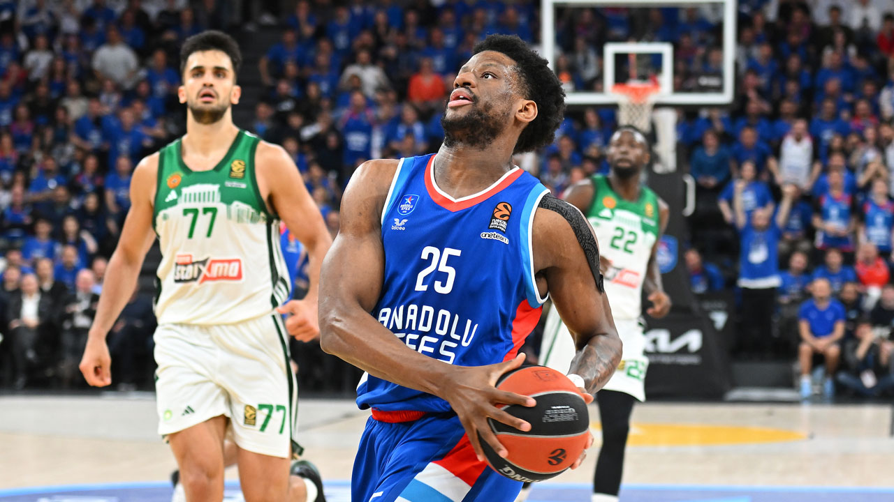 Anadolu Efes, Panathinaikos'u devirdi ve seriyi son maça taşıdı! Fenerbahçe...