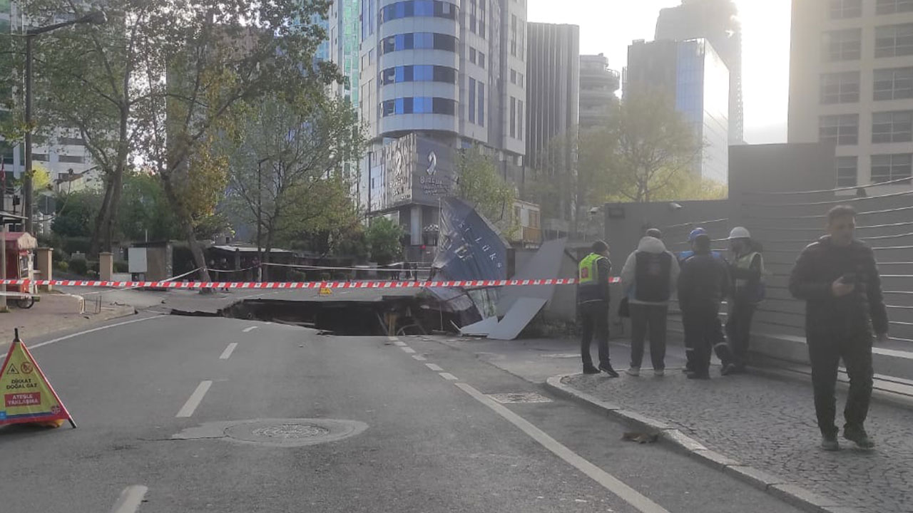 Sarıyer'de yol çöktü! İstanbul'un kalbi trafiğe kapalı