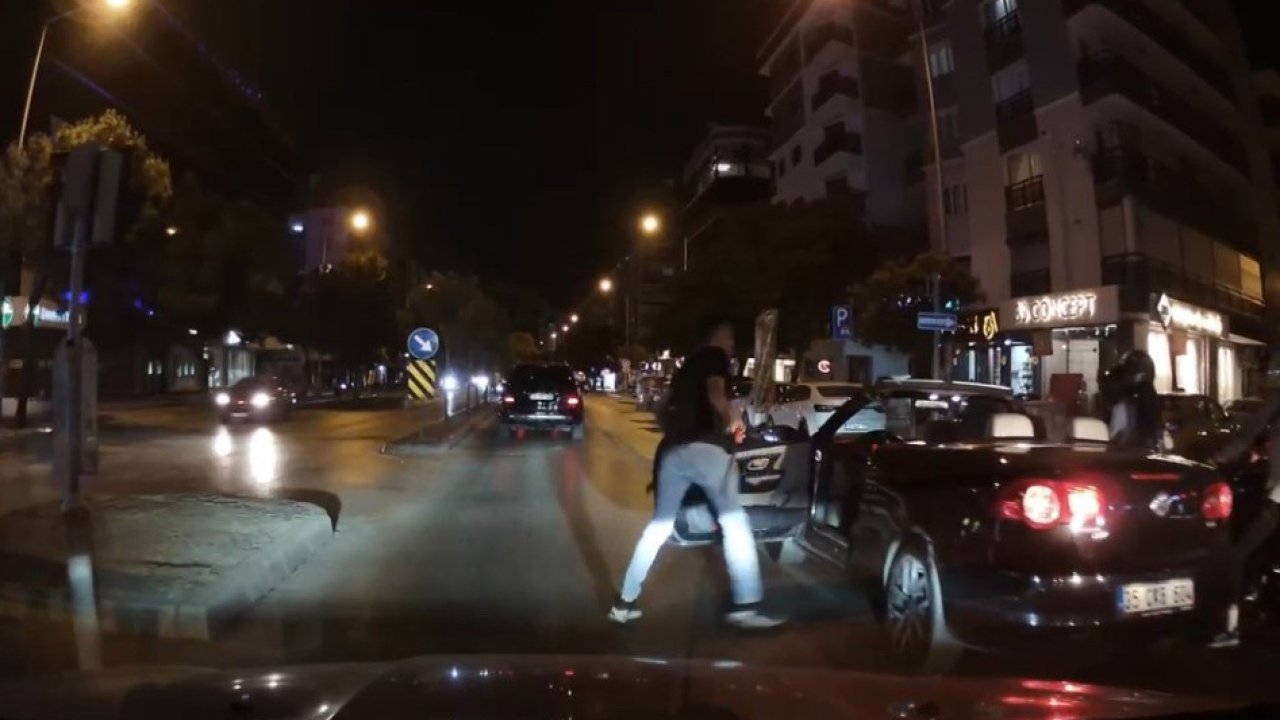 Görüntüler korku filmi gibi! Kılıfından çıkardığı döner bıçağını trafikte böyle salladı