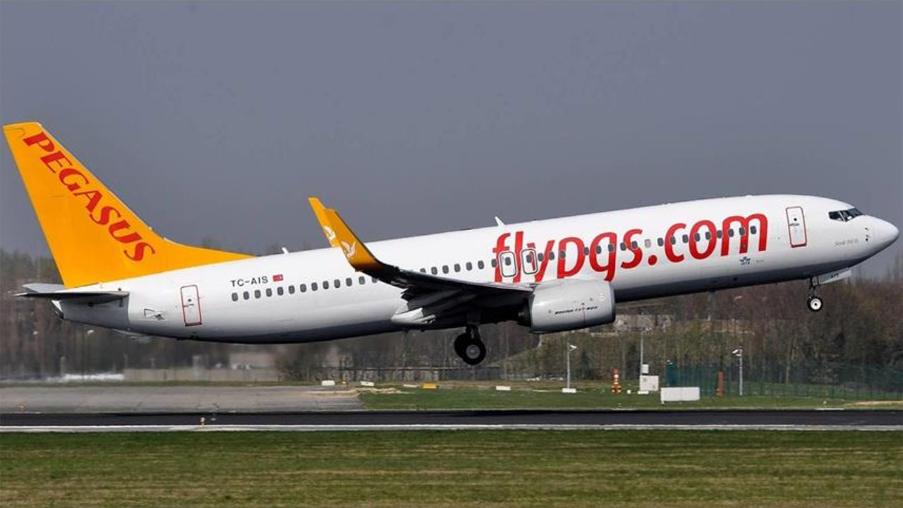 Bir yolcu diğer yolculara saldırdı, Pegasus uçağında olay! Pilot yardım istedi: Polise ihtiyacımız var