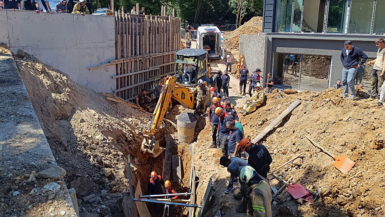 İstanbul'da inşaat alanında göçük: Mahsur kalanlar var
