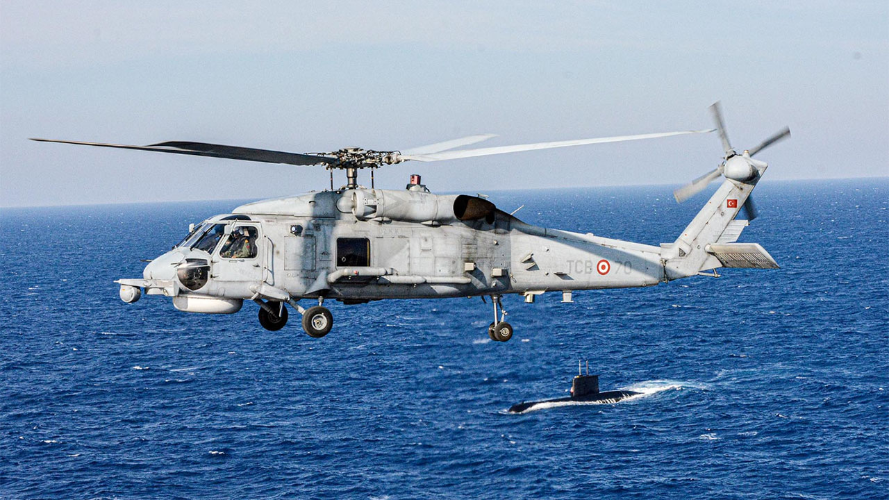 Denizkurdu tatbikatında bir helikopter denize zorunlu iniş yaptı: 4 personelin durumu iyi