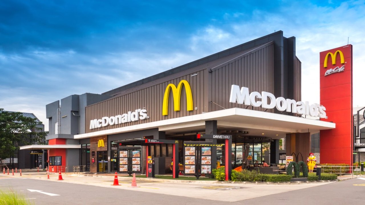EŞİ BENZERİ GÖRÜLMEMİŞ KARAR: 21 yaşının altındakiler artık McDonalds'a giremeyecek!