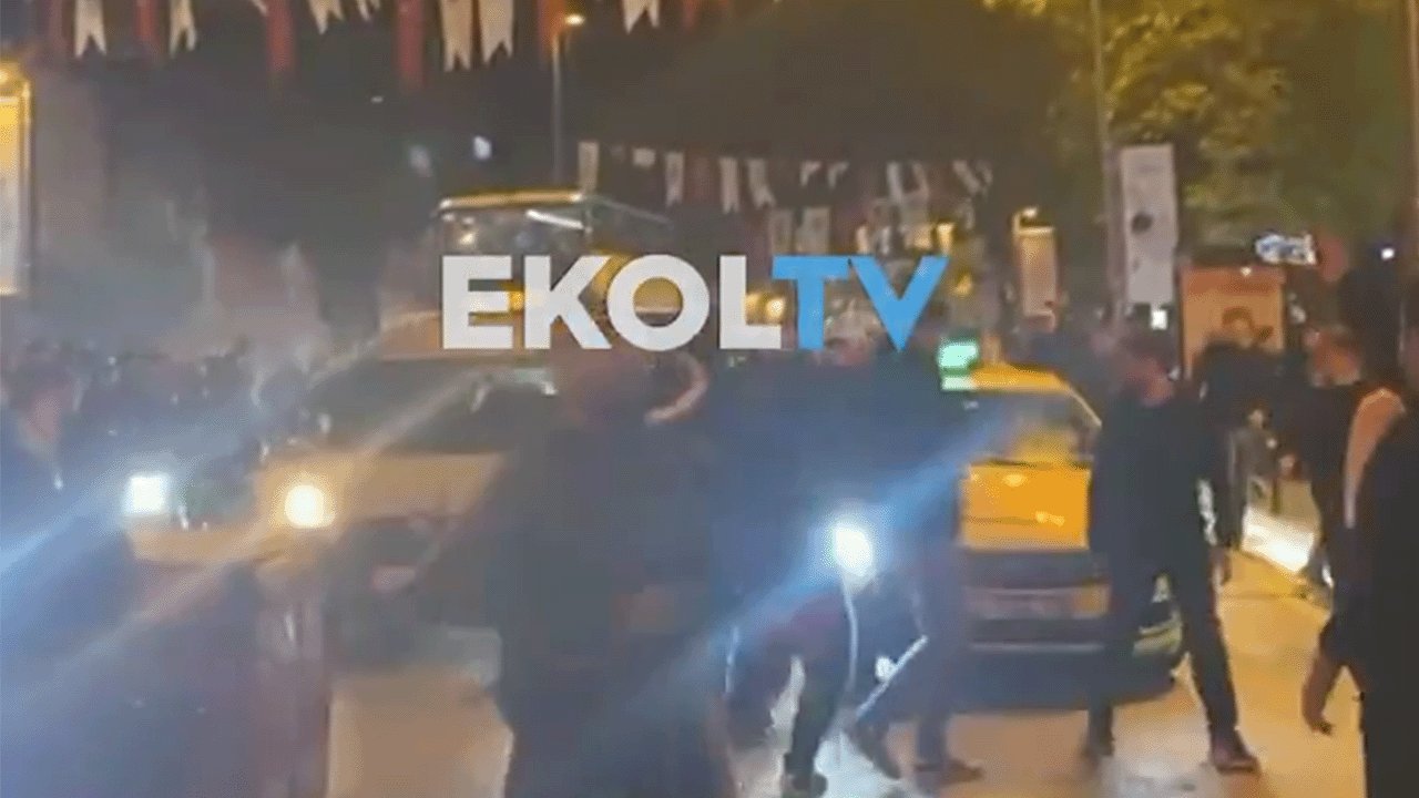 Bağdat Caddesi’nde gerginlik: Araçları kontrol ettiler, taşla saldırdılar