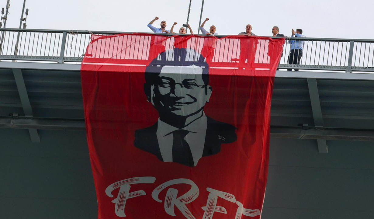 Köprüde açılan "İmamoğlu" pankartına soruşturma!