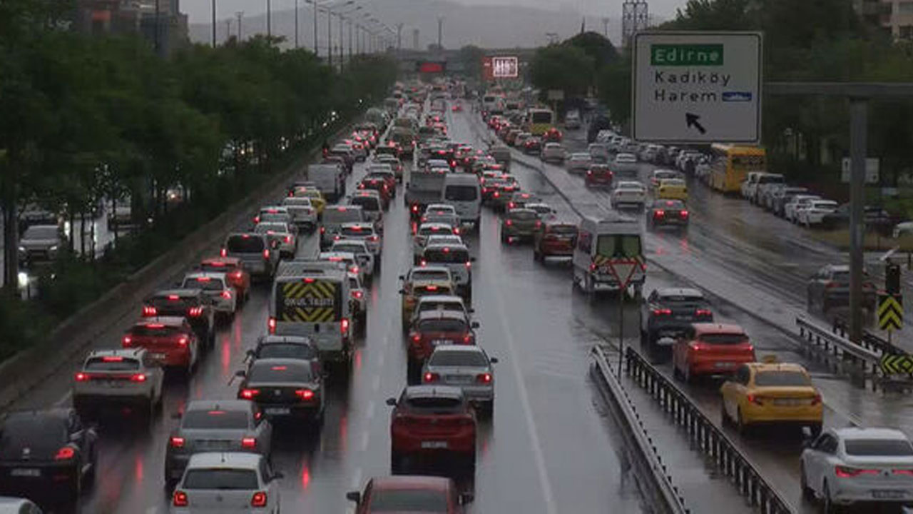 İstanbul'da yağışlı hava trafiği felç etti!