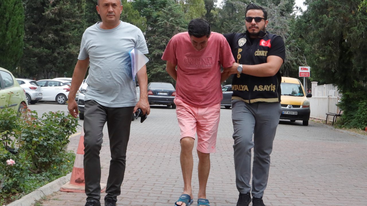 Öz oğlunu 25 bıçak darbesi ile öldürdü!