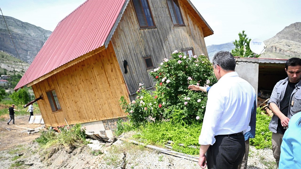 Erzurum’da toprak kayması! Çok sayıda ev tahliye edildi