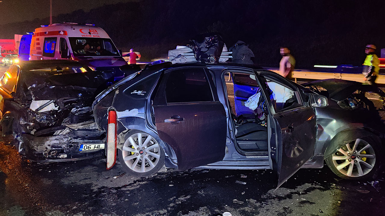 İstanbul'da feci kaza! Beykoz'da 5 araç birbirine girdi, FSM istikameti trafiğe kapandı: 7 kişi yaralandı