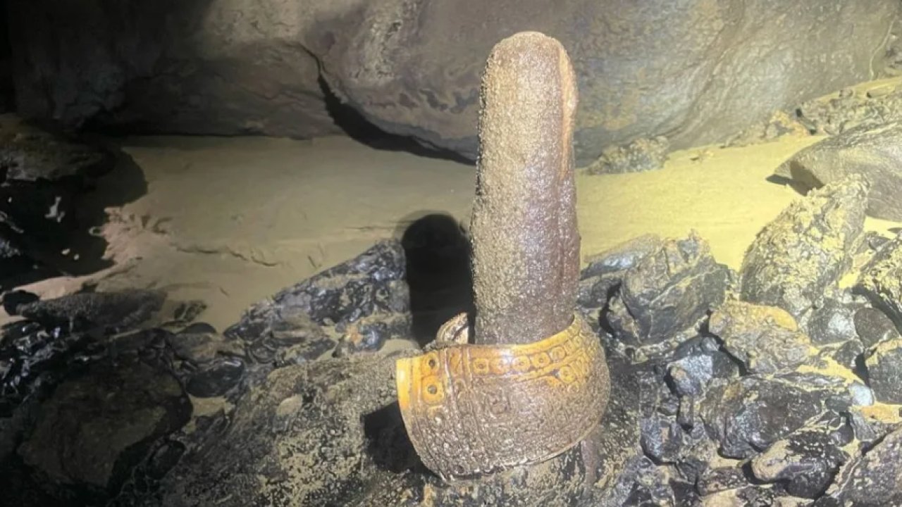 Çöp yığını sandılar, unutulmuş medeniyetin izine rastladılar! Mağarada gizlenmiş 500 yıllık ritüel eşyalar çıkartıldı