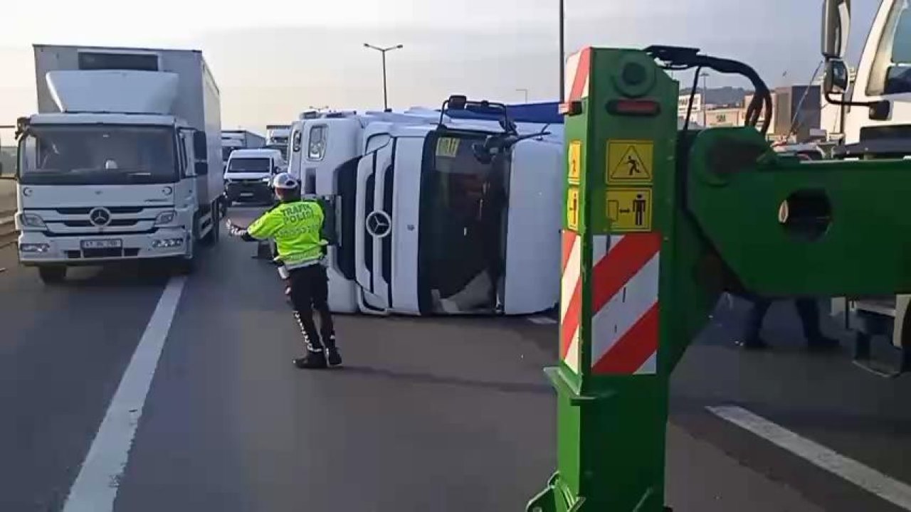 İstanbullular dikkat! TEM'de TIR devrildi