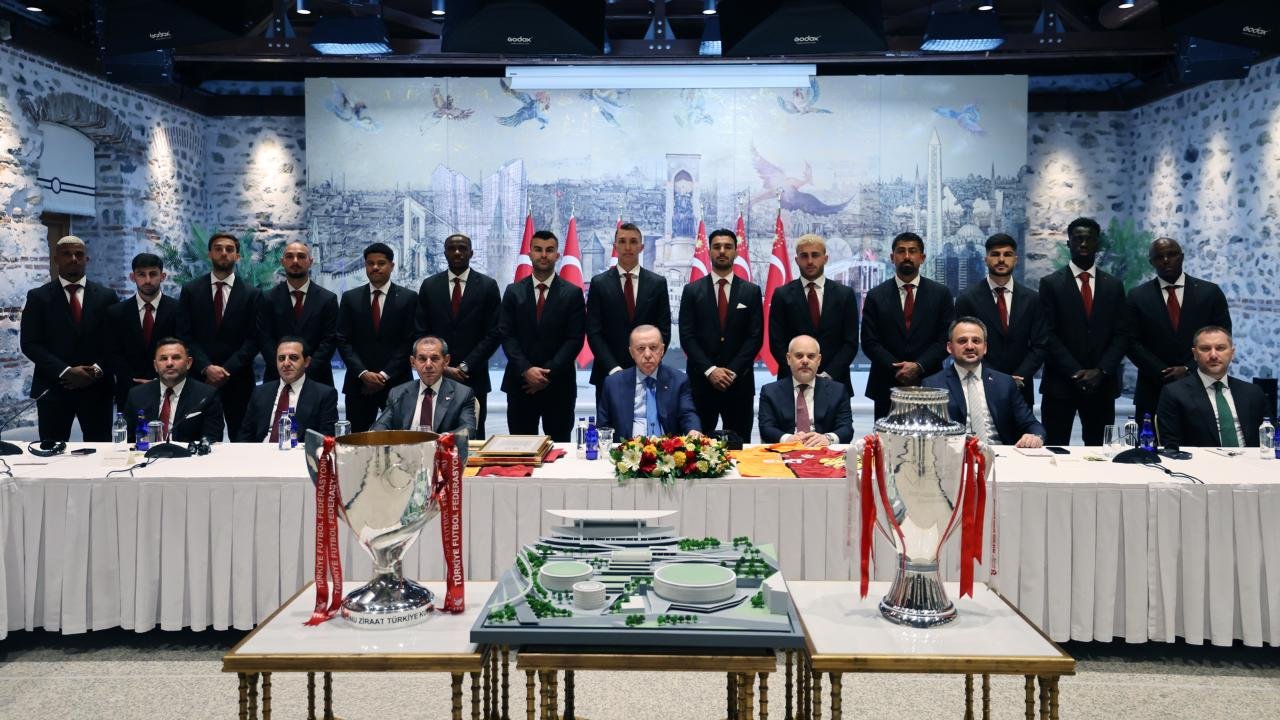 Osimhen, Cumhurbaşkanı Erdoğan'a formasını hediye etti!