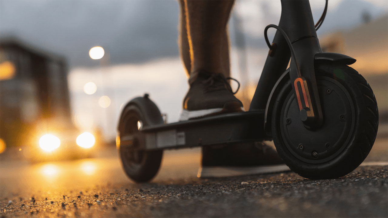 Elektrikli scooter sahipleri dikkat! 8 milyon kişiyi ilgilendiriyor: Plaka ve sigorta zorunluluğu geliyor