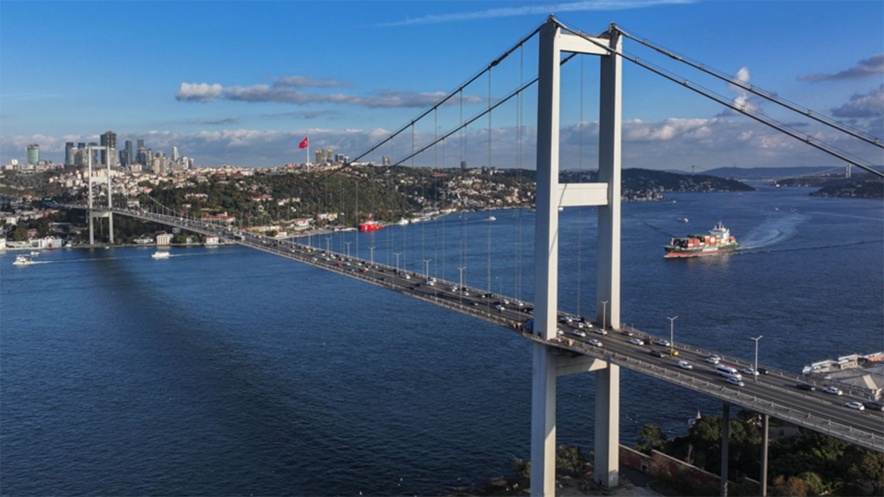 İstanbul Boğazı'nda gemi trafiği çift yönlü askıya alındı