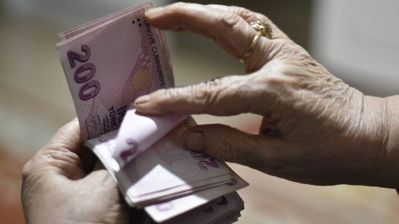 MİLYONLARCA EMEKLİYİ İLGİLENDİREN KRİTİK UYARI GELDİ: Emekli maaşınız aniden buhar olup uçabilir!
