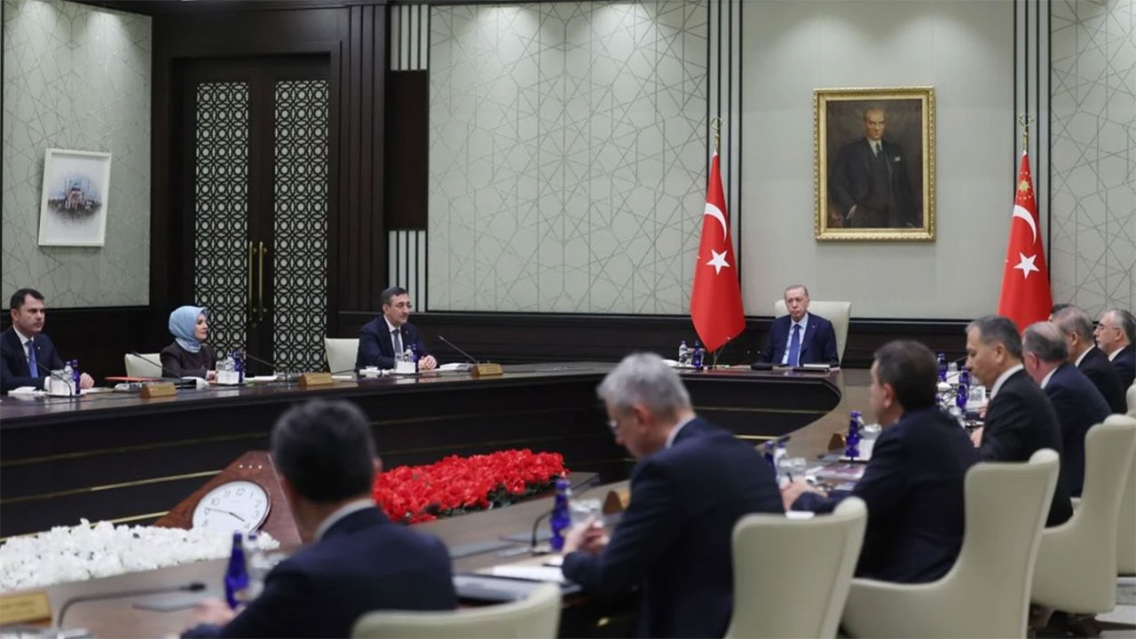 Kabine Beştepe’de toplanıyor: Gündemde ateşkes diplomasisi, Terörsüz Türkiye ve belediyelere yönelik soruşturmalar var