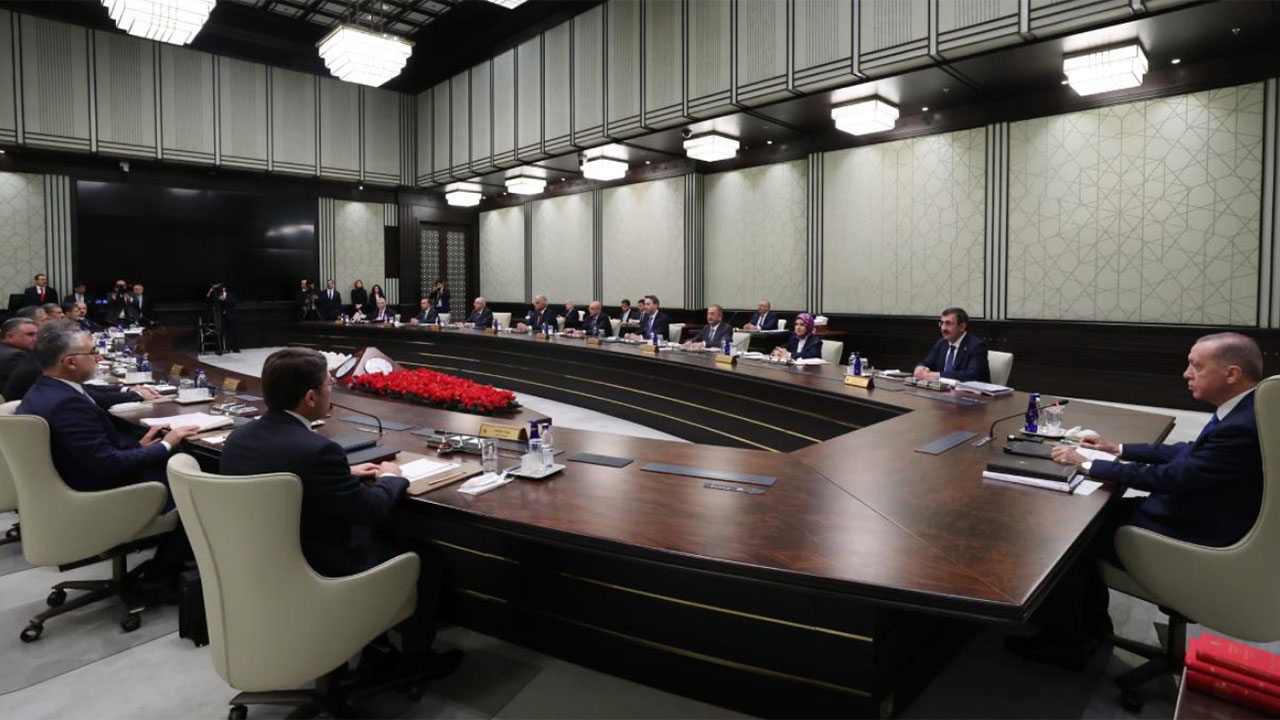 Kabine Beştepe'de kritik başlıklarla toplanıyor: Barış diplomasisi, Terörsüz Türkiye ve belediye soruşturmaları