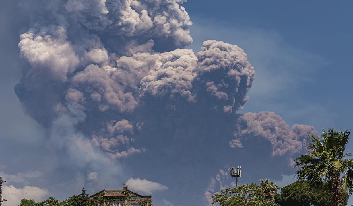Etna Yanardağı patladı!