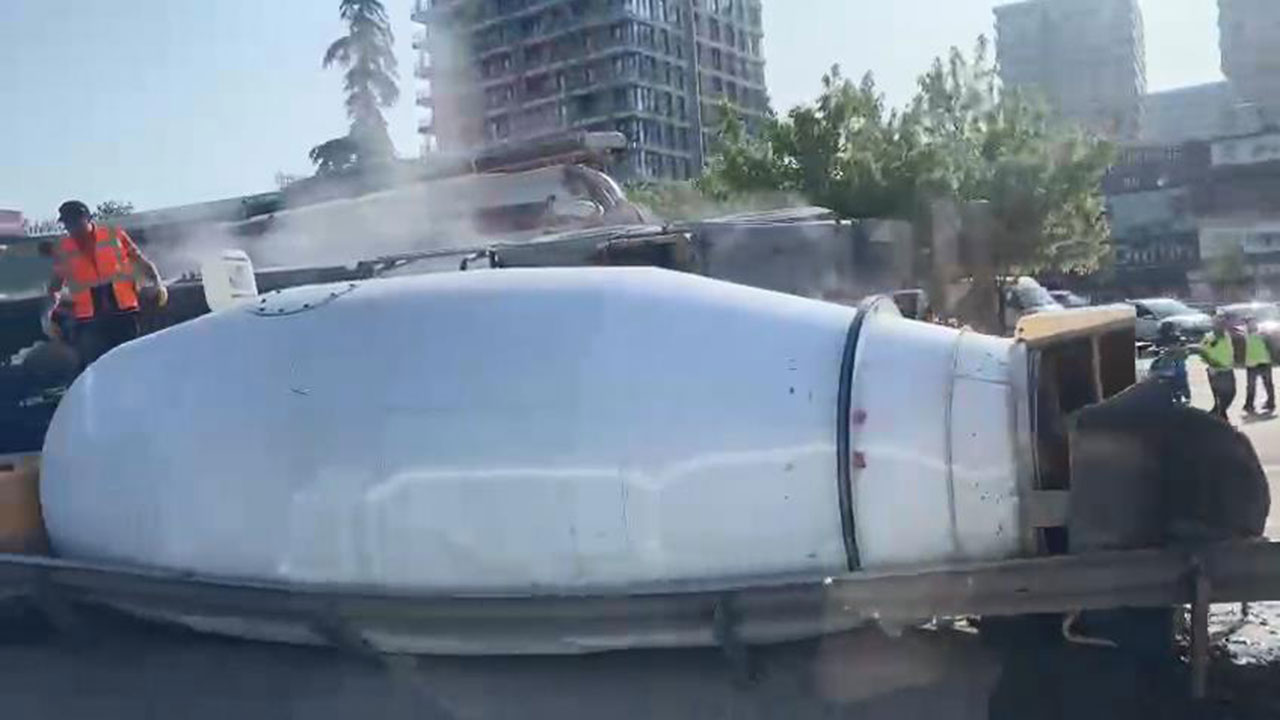İstanbul Küçükçekmece'de beton mikseri devrildi: Trafik durdu!