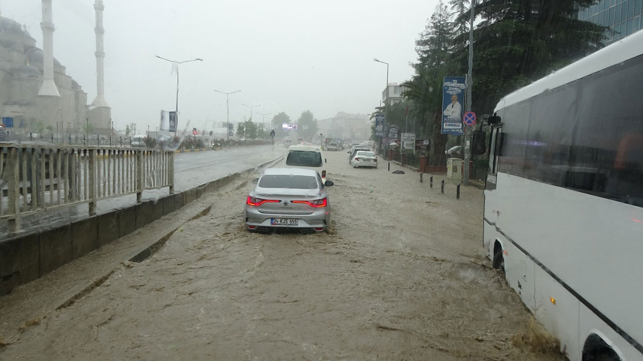 Trabzon'daki sel felaketinde 1 kişi kayboldu!