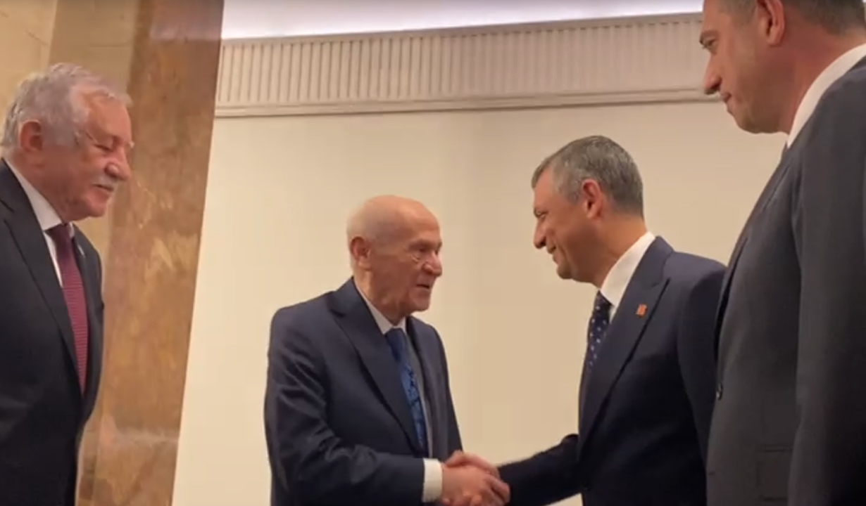 Bahçeli ve Özel tokalaştı: Çok hareketlisiniz maşallah