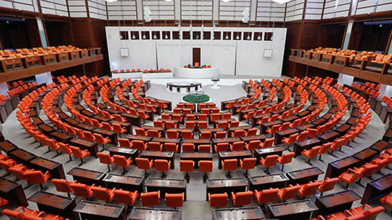 Meclis'te uzun gece: 10. Yargı Paketi geçti, 20 bin tahliye yolda