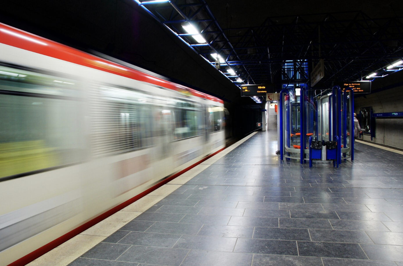 METROYA BİNDİ KARŞI KOLTUKTA GÖRDÜKLERİ KARŞISINDA ŞAŞKINA DÖNDÜ!