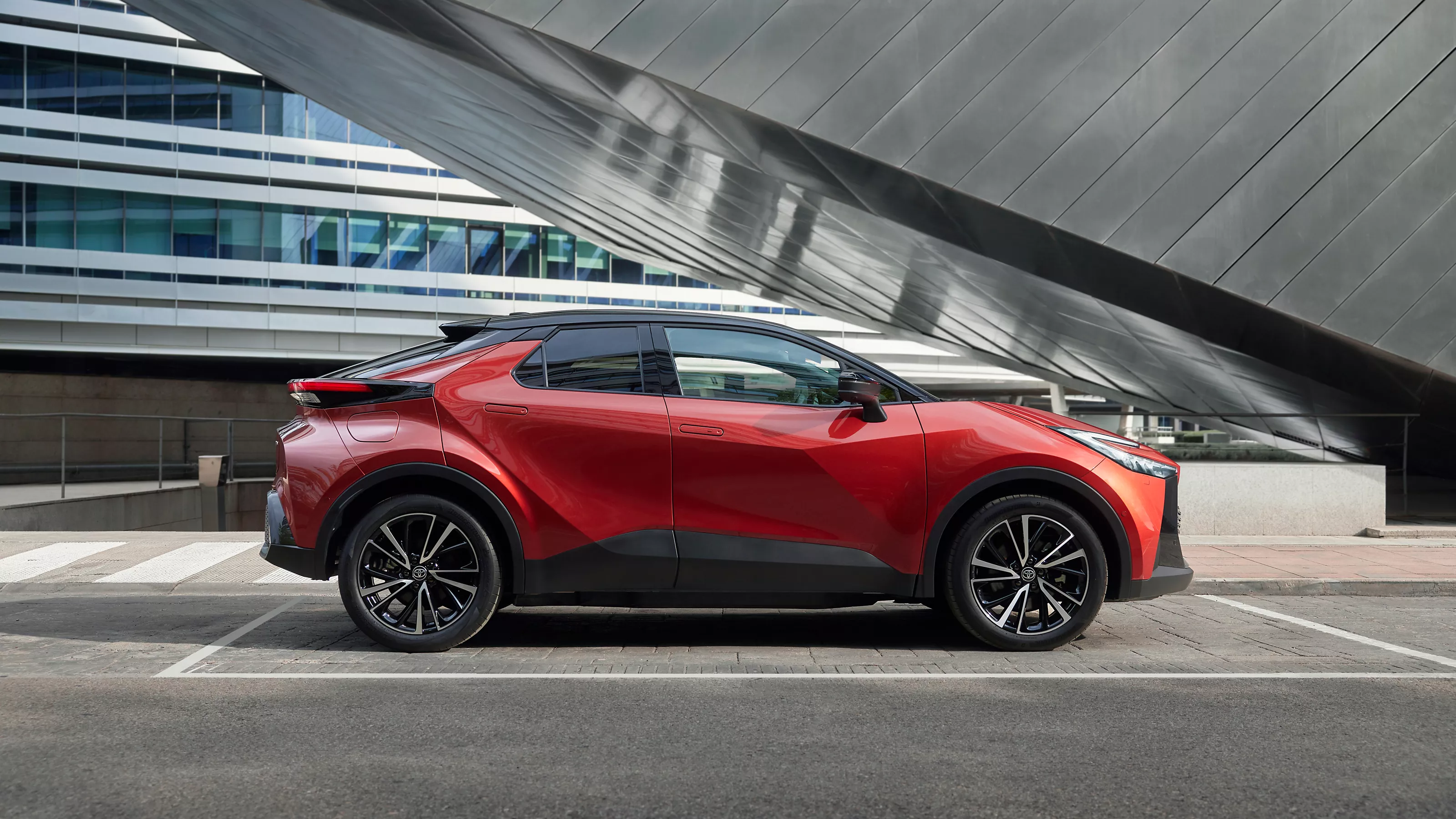 TOYOTA'NIN HAZİRAN AYI GÜNCEL FİYAT LİSTESİ YAYINLANDI: Toyota Corolla, Yaris Cross, Camry, CH-R, RAV4 ve Hilux ne kadar?