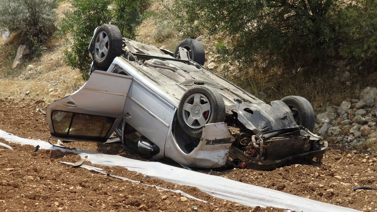 Virajı alamayan otomobil takla attı: 3 kişi yaralandı